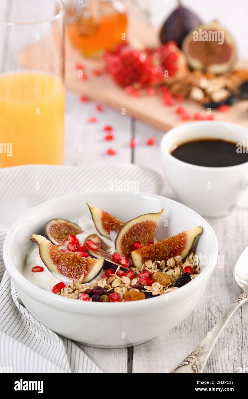 Petit déjeuner.Muesli avec flocons d'avoine, figues et fruits secs Banque D'Images