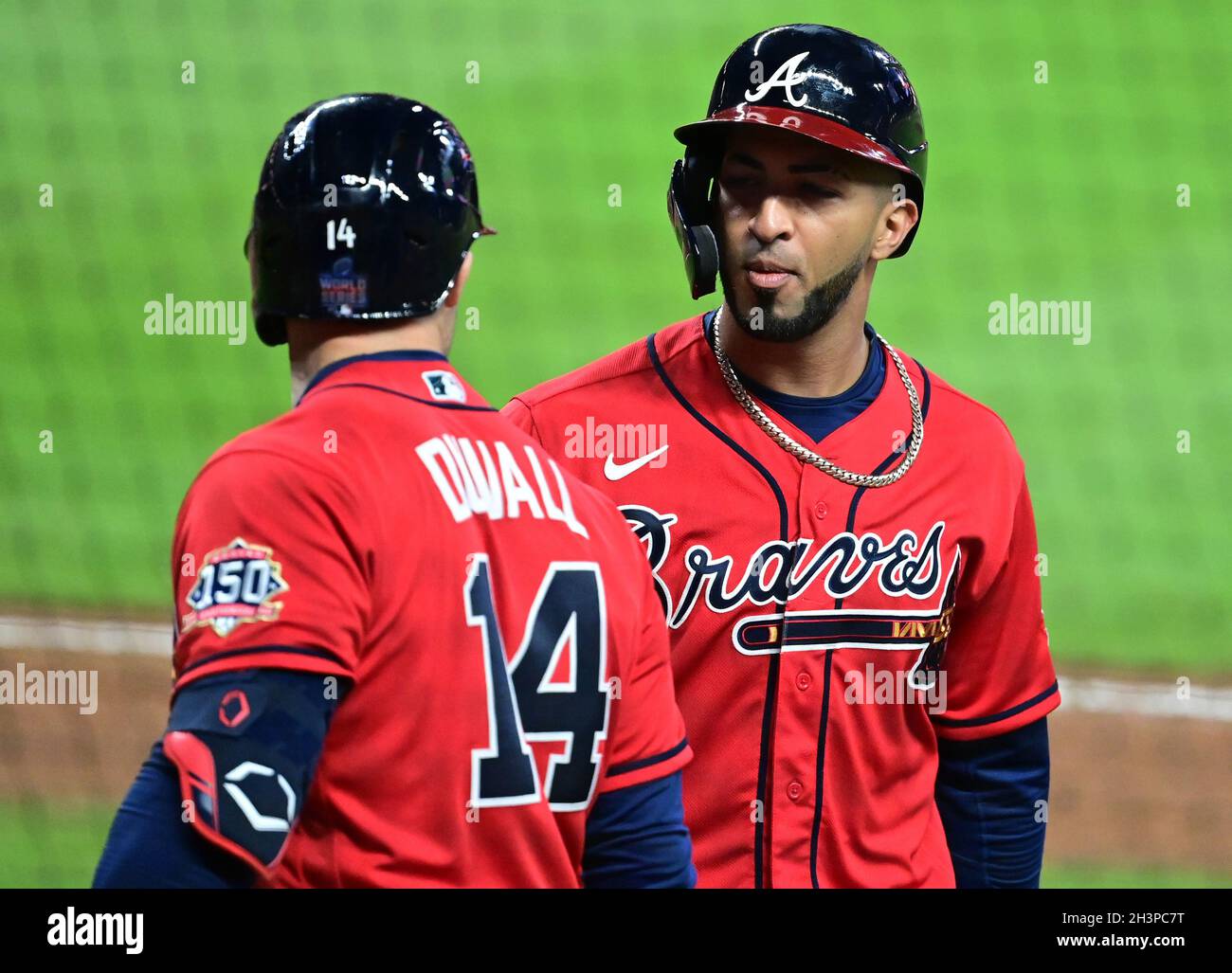 Atlanta, États-Unis.29 octobre 2021.Atlanta Braves Eddie Rosario est félicité par Austin Riley après avoir obtenu le troisième score dans le jeu trois contre les Astros de Houston de la série mondiale MLB au Truist Park à Atlanta, Géorgie, le vendredi 29 octobre 2021.Photo de David Tulis/UPI crédit: UPI/Alay Live News Banque D'Images