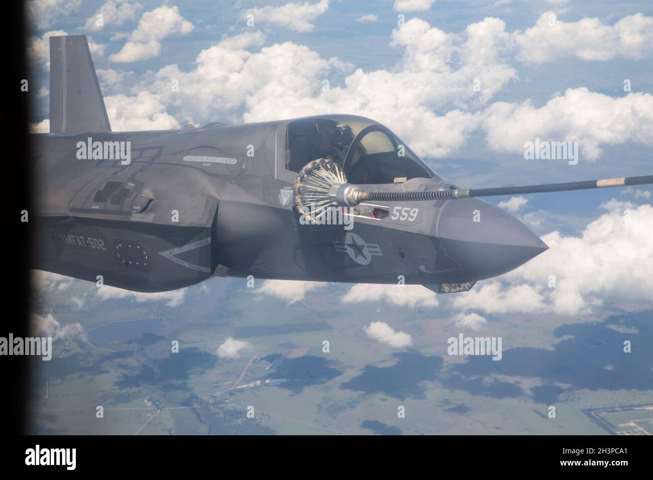 Un pilote du Marine Fighter Attack Training Squadron (VMFAT) 502 ravitaille un F-53B Lightning II joint Strike Fighter pendant l'exercice Carolina Thunder over Avon Park, Floride, le 26 octobre 2021.Marines avec Marine Aircraft Group (MAG) 31 formé avec les contrôleurs d'attaque de terminal interarmées et les escadrons de réserve pour améliorer la compétence en matière de soutien en plein air et de contrôle aérien avancé.VMFAT-502 et MAG-31 sont des unités subordonnées de la 2e Escadre d'aéronefs maritimes, élément de combat aérien de la II Force expéditionnaire maritime.(É.-U.Photo du corps marin par Sgt.Damaris Arias) Banque D'Images