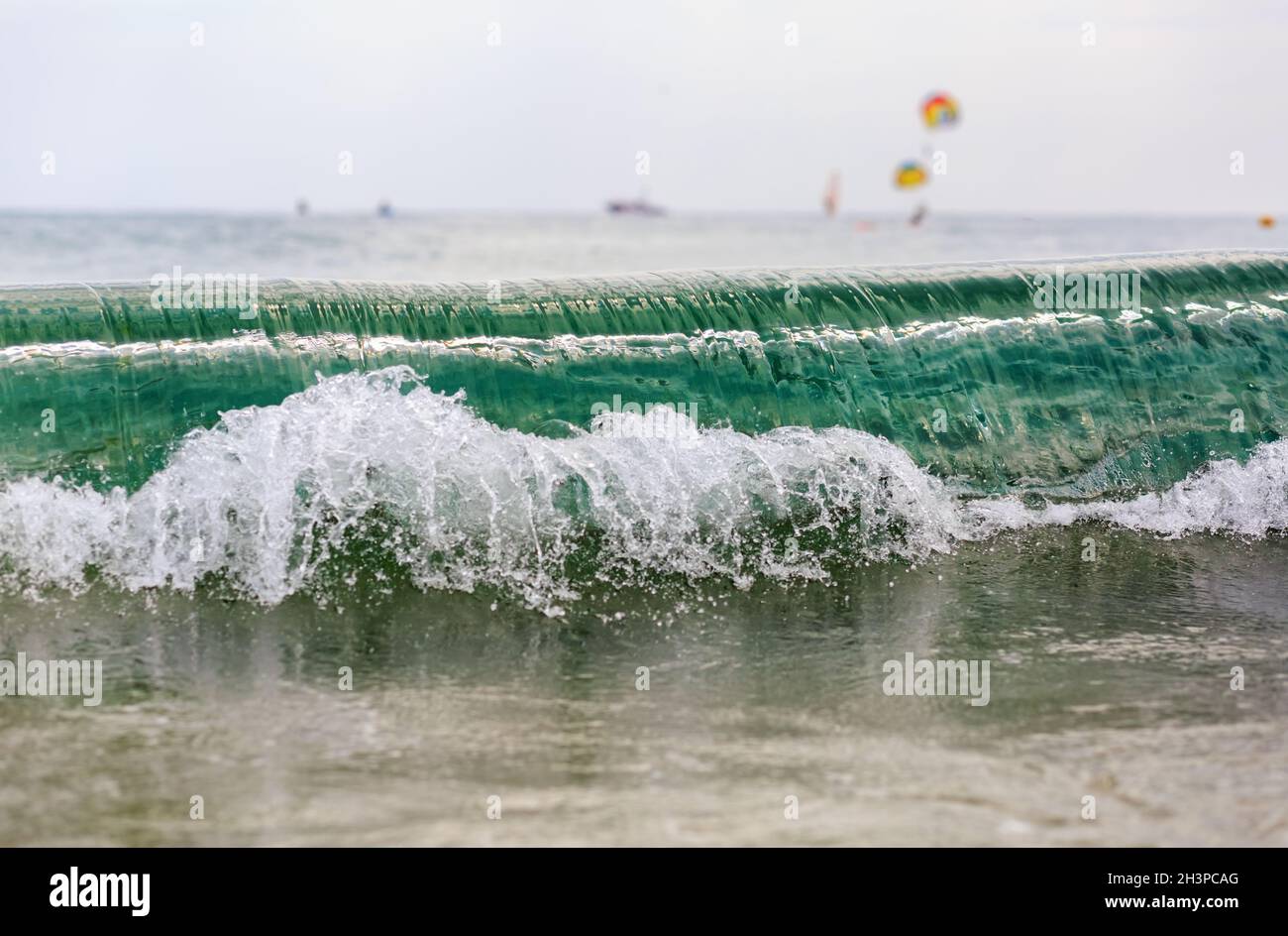 Vagues avec des éclaboussures Banque D'Images