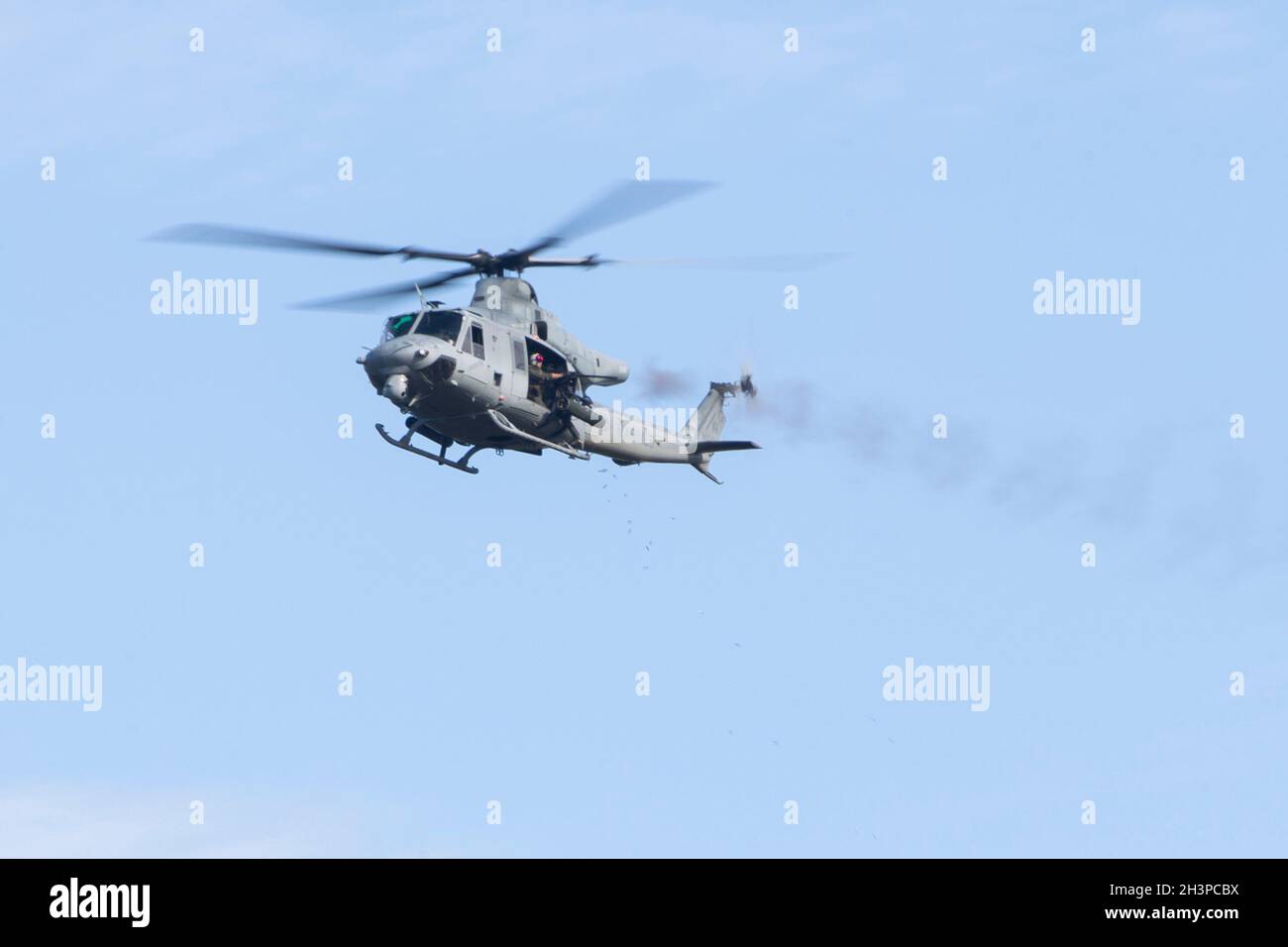 A Marine with Marine Light Attack Helicopter Squadron (HMLA) 773 tire une mitrailleuse de 0,50 cal d'un UH-1Y Venom pendant l'exercice Carolina Thunder Over Townsend Bombing Range, Géorgie, le 27 octobre 2021.Marines avec Marine Aircraft Group (MAG) 31 formé avec les contrôleurs d'attaque de terminal interarmées et les escadrons de réserve pour améliorer la compétence en matière de soutien en plein air et de contrôle aérien avancé.VMFAT-502 et MAG-31 sont des unités subordonnées de la 2e Escadre d'aéronefs maritimes, élément de combat aérien de la II Force expéditionnaire maritime.(É.-U.Photo du corps marin par Sgt.Damaris Arias) Banque D'Images