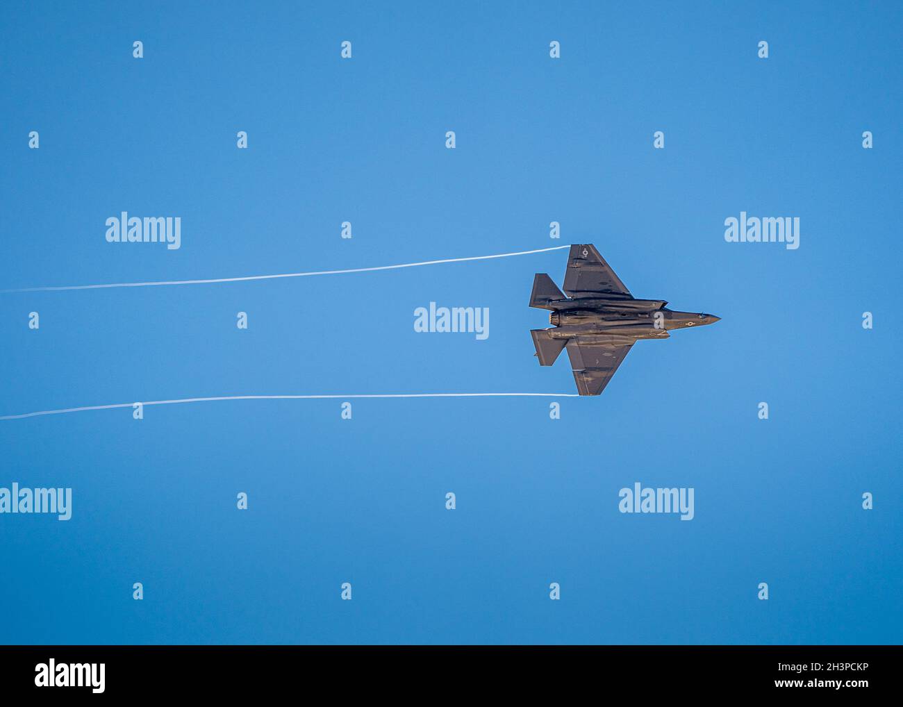 Un F-35C affecté à Marine Aircraft Group (MAG) 11, 3e Escadre d'aéronefs marins, se prépare à atterrir à la base aérienne de Nellis, Nevada, le 26 octobre 2021.Black Flag est un événement d'essai opérationnel de premier plan où les combattants de l'US Air Force, du US Marine corps, de l'armée américaine et de la marine américaine se réunissent pour développer des tactiques, des techniques et des procédures en réponse à l'amélioration de la préparation et de la létalité.(É.-U.Photo de la Force aérienne par le sergent d'état-major.Dylan Murakami) Banque D'Images