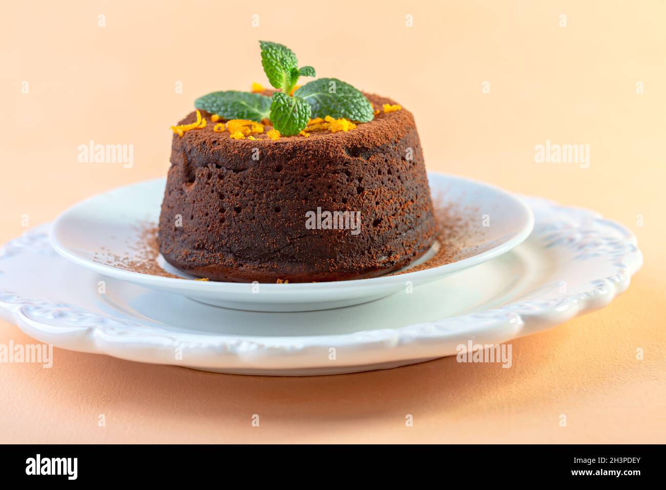 Dessert au chocolat chaud avec zeste d'orange et menthe. Banque D'Images