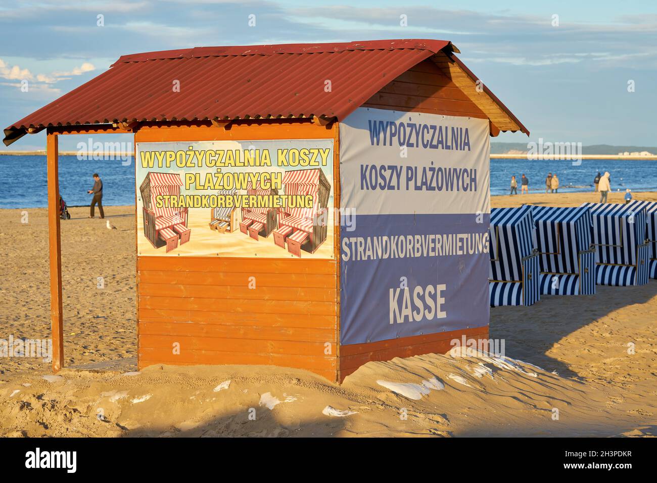 Hutte sur la plage de Swinoujscie avec l'inscription Location de chaise de plage, cashbox Banque D'Images
