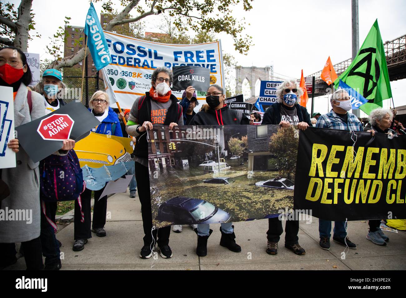 New York, États-Unis.29 octobre 2021.Les manifestants défilent avec des panneaux et une immense bannière pendant la manifestation.les activistes de l'environnement ont défilé du pont de Brooklyn à la Réserve fédérale, puis au siège social de Citibank à l'occasion du neuvième anniversaire de l'ouragan Sandy pour appeler au dessaisissement des combustibles fossiles.Ils ont tenu un bref dé-dans après la discothèque-bedience à Citibank.Crédit : SOPA Images Limited/Alamy Live News Banque D'Images