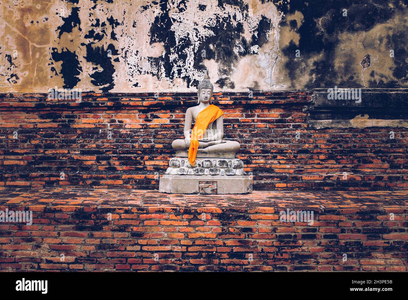 Statue de Bouddha assise au temple bouddhiste de Wat Yai Chai Mongkon à Ayutthaya Banque D'Images