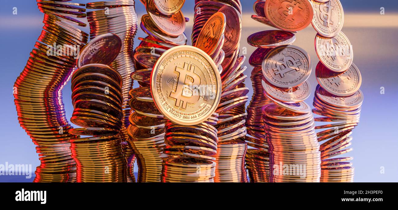 Les pièces en or Bitcoin de crypto-monnaie débordent sur la table. Banque D'Images