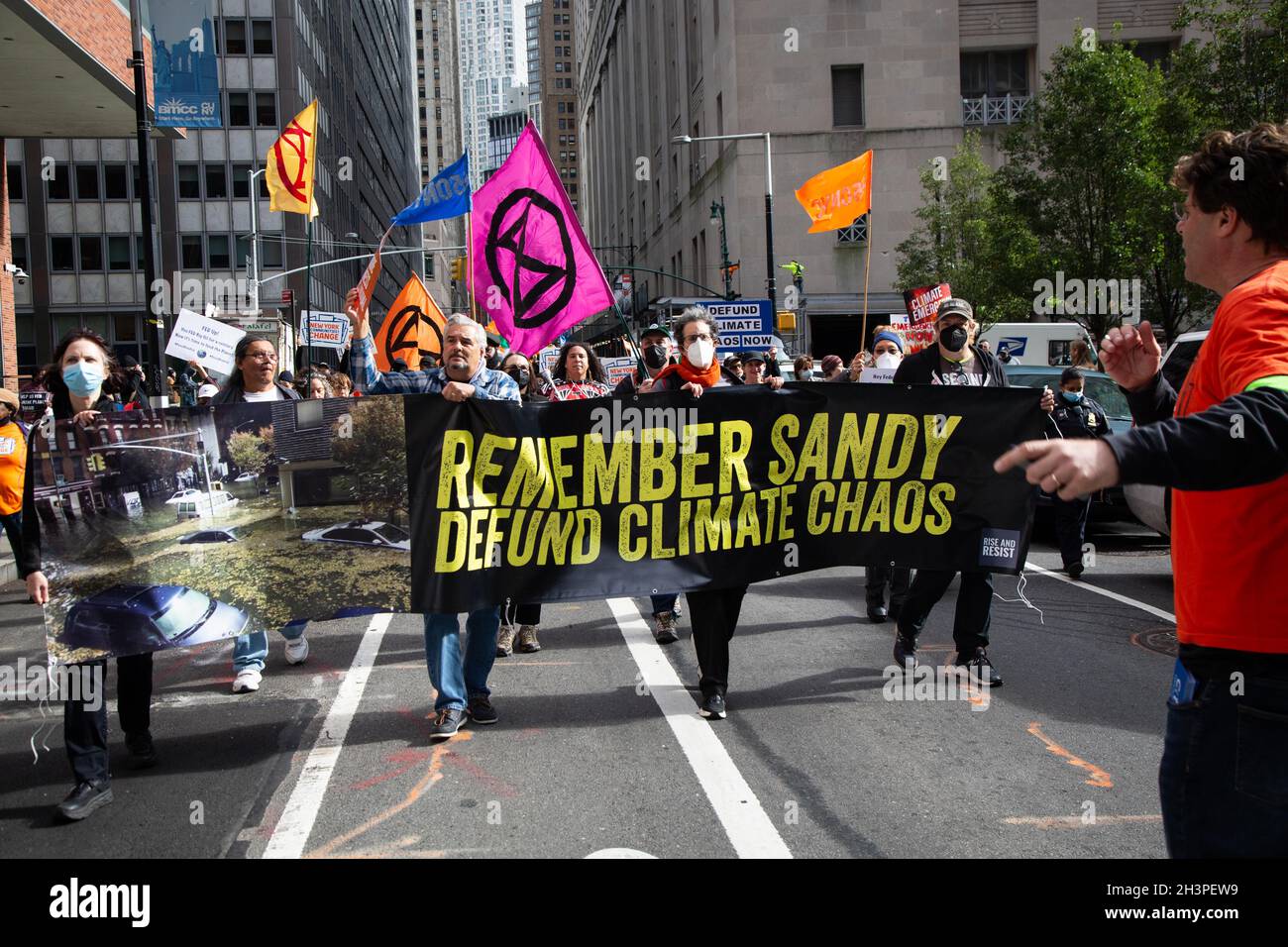 New York, États-Unis.29 octobre 2021.Les manifestants défilent avec des panneaux et une immense bannière pendant la manifestation.les activistes de l'environnement ont défilé du pont de Brooklyn à la Réserve fédérale, puis au siège social de Citibank à l'occasion du neuvième anniversaire de l'ouragan Sandy pour appeler au dessaisissement des combustibles fossiles.Ils ont tenu un bref dé-dans après la discothèque-bedience à Citibank.(Photo de Karla coté/SOPA Images/Sipa USA) crédit: SIPA USA/Alay Live News Banque D'Images