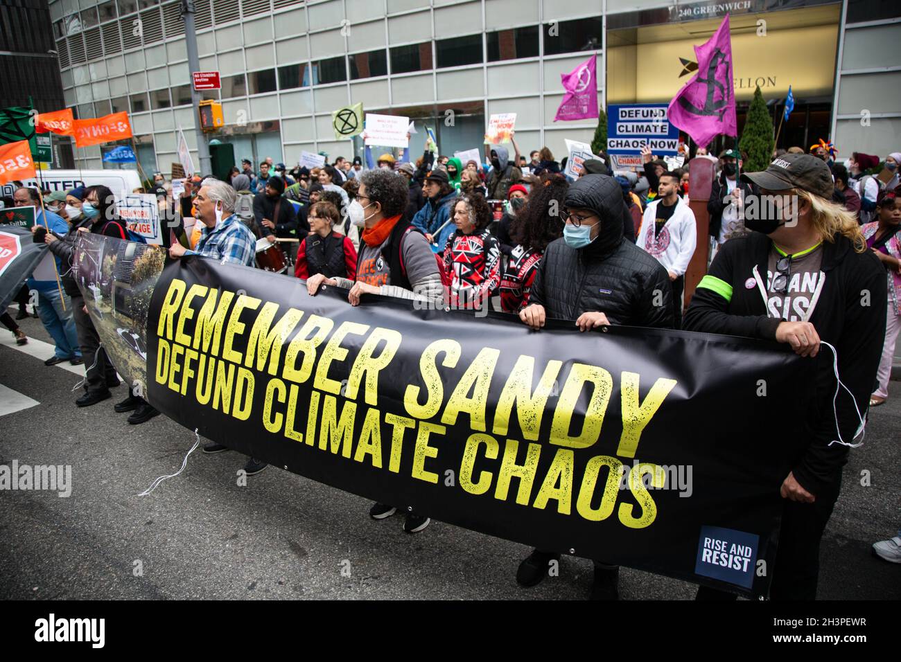New York, États-Unis.29 octobre 2021.Les manifestants défilent avec des panneaux et une immense bannière pendant la manifestation.les activistes de l'environnement ont défilé du pont de Brooklyn à la Réserve fédérale, puis au siège social de Citibank à l'occasion du neuvième anniversaire de l'ouragan Sandy pour appeler au dessaisissement des combustibles fossiles.Ils ont tenu un bref dé-dans après la discothèque-bedience à Citibank.(Photo de Karla coté/SOPA Images/Sipa USA) crédit: SIPA USA/Alay Live News Banque D'Images