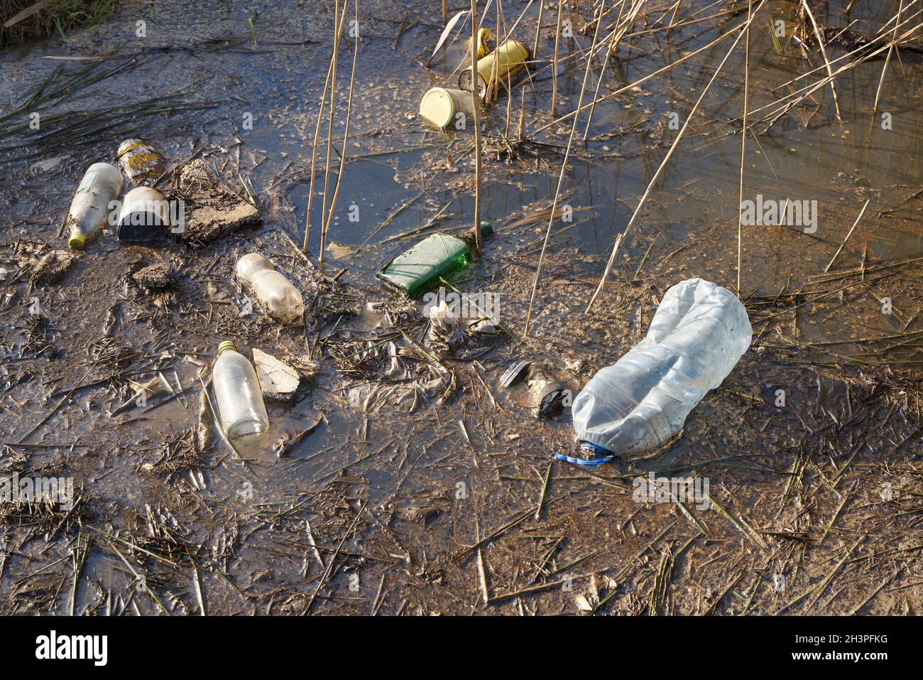 Rivière polluée avec des ordures dans le nord de la ville de Magdebourg en Allemagne Banque D'Images