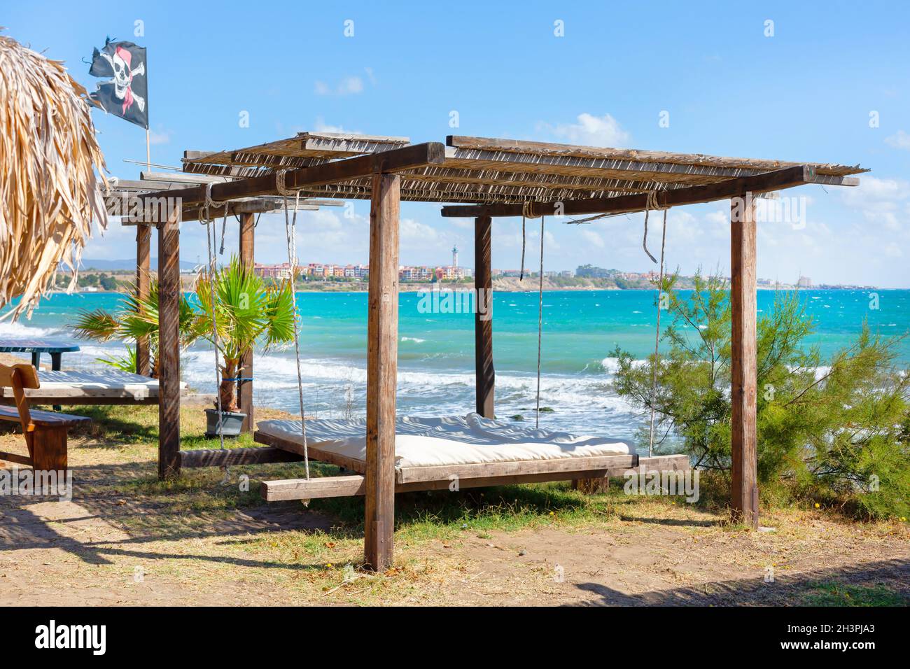 Oreiller sur le lit de plage avec salon, mer et ciel bleu Banque D'Images