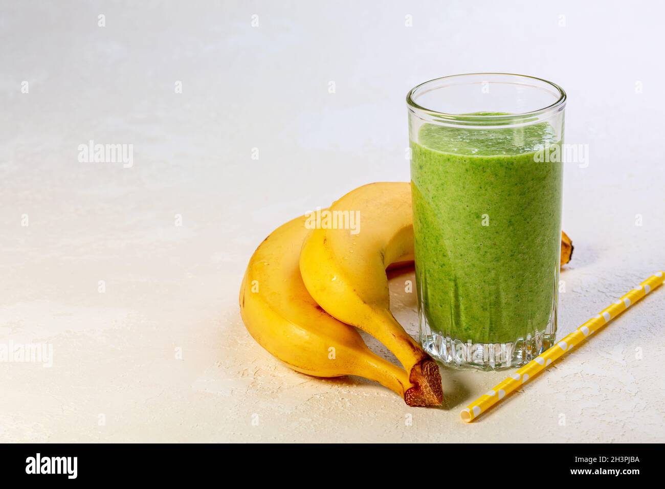 Smoothie aux épinards et à la banane avec lait d'avoine. Banque D'Images