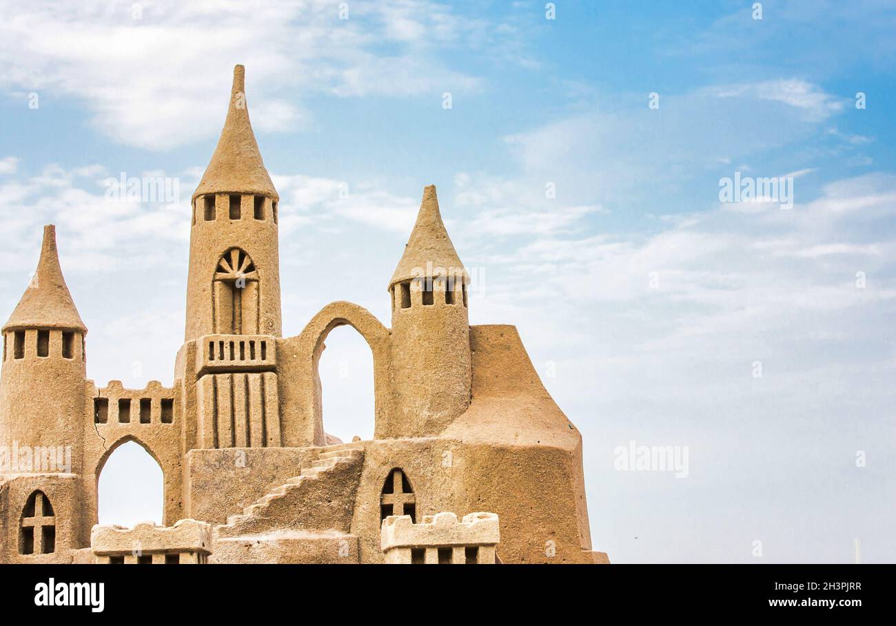 Sandcastle pendant une journée ensoleillée avec fond bleu ciel.Concept pour l'été, les vacances et le plaisir. Banque D'Images