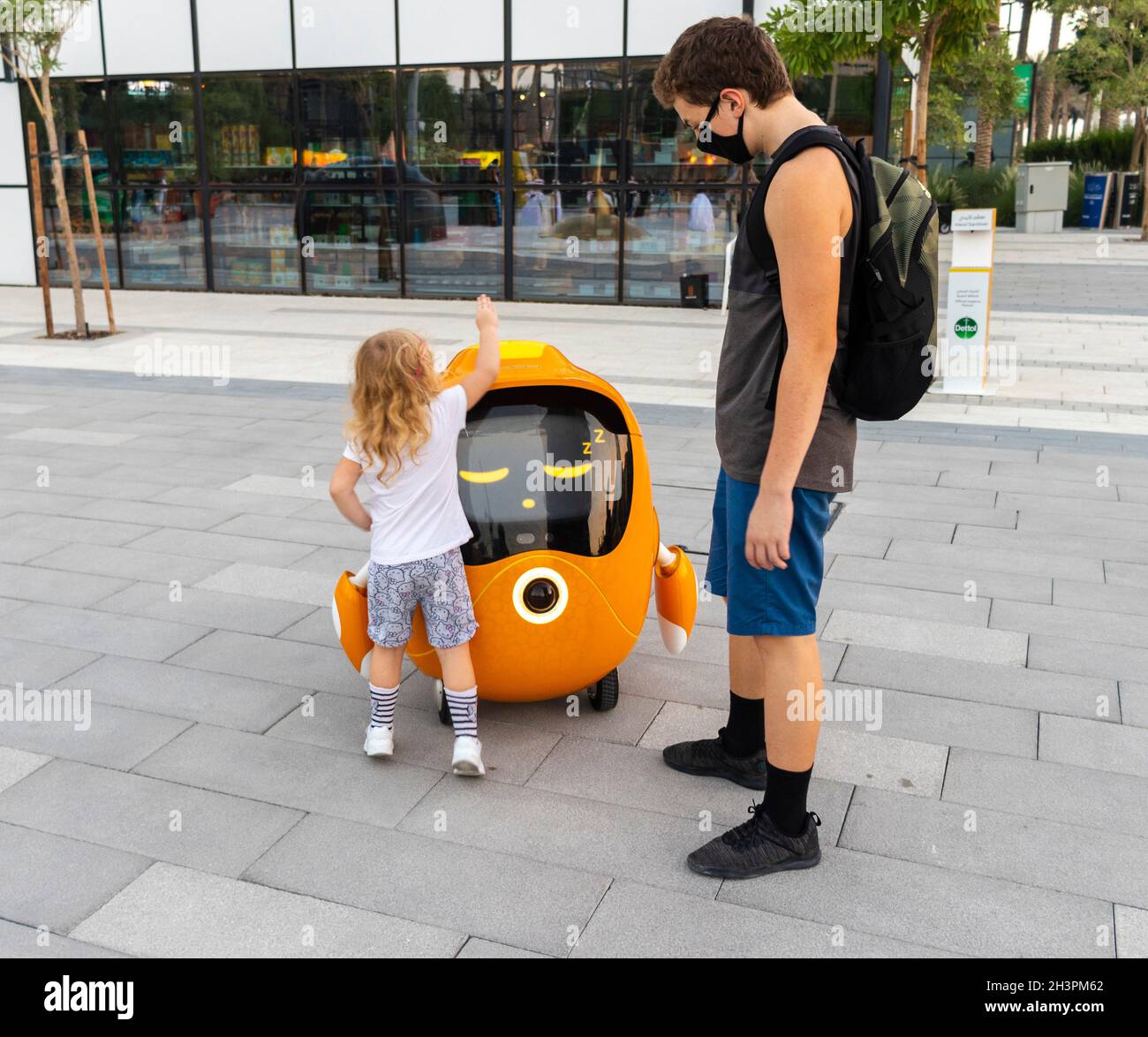 Dubaï, Émirats Arabes Unis - 10.20.2021 enfants en interaction avec les robots EXPO 2020 Banque D'Images