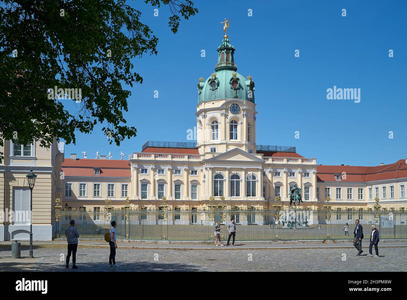 Touristes devant l'entrée du palais de Charlottenburg Berlin en Allemagne Banque D'Images