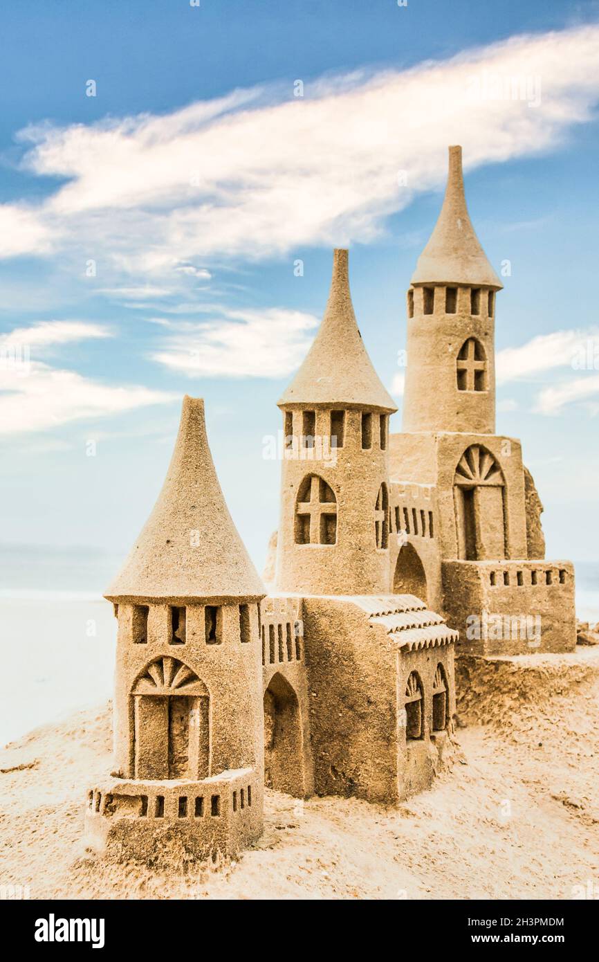 Sandcastle pendant une journée ensoleillée avec fond bleu ciel.Concept pour l'été, les vacances et le plaisir. Banque D'Images