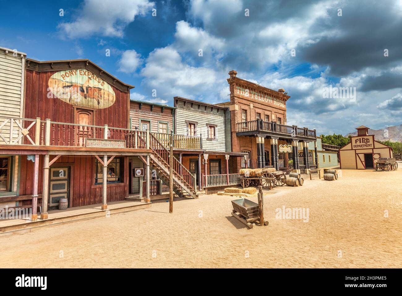 Ville ancienne de l'extrême-ouest avec saloon. Ancienne architecture en bois à Wild West. Banque D'Images