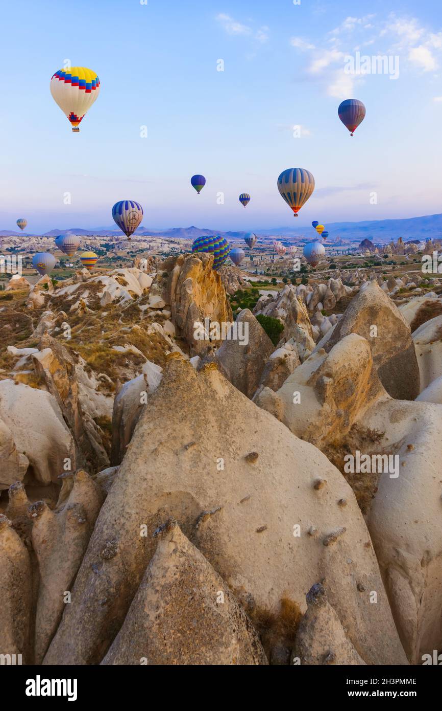 Cappadoce, Turquie - 31 août 2011 : montgolfière survolant le paysage rocheux au lever du soleil en Cappadoce Banque D'Images