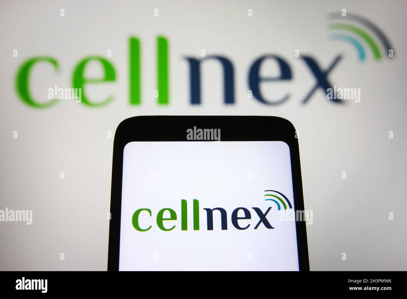 Ukraine.29 octobre 2021.Dans cette illustration, le logo Cellnex Telecom, S.A. s'affiche sur un smartphone et un écran de pc.Crédit : SOPA Images Limited/Alamy Live News Banque D'Images