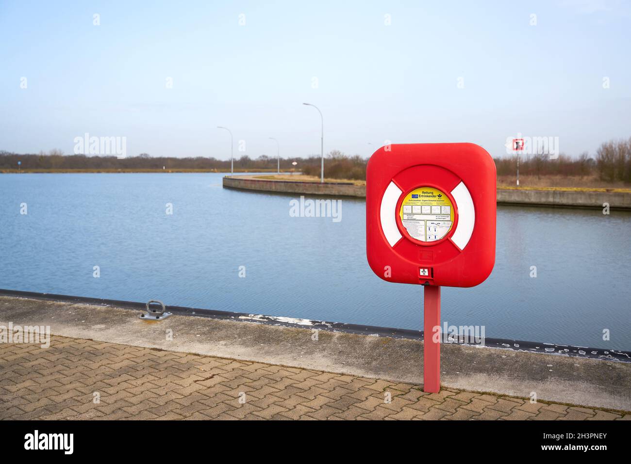 Anneau de vie comme équipement de sécurité sur le canal Mittelland près Le navire monte à Magdeburg en Allemagne Banque D'Images