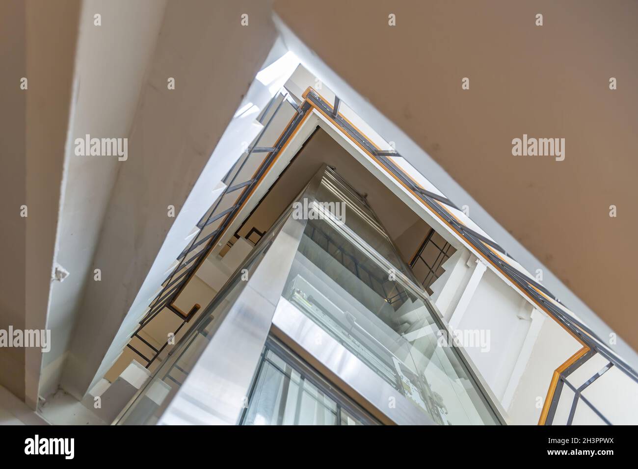 Ascenseur à l'intérieur d'un escalier dans une vieille maison Banque D'Images