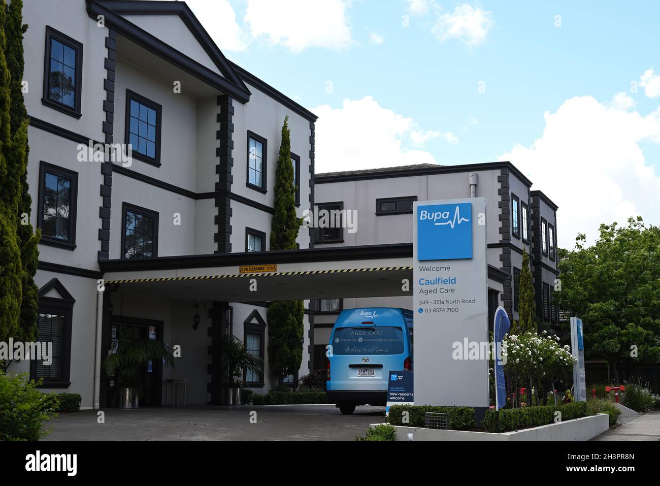 Entrée à Bupa Aged Care Caulfield sur North Rd, dans la ville métropolitaine de Melbourne, avec un minibus Toyota et une signalisation accueillant de nouveaux résidents visibles Banque D'Images