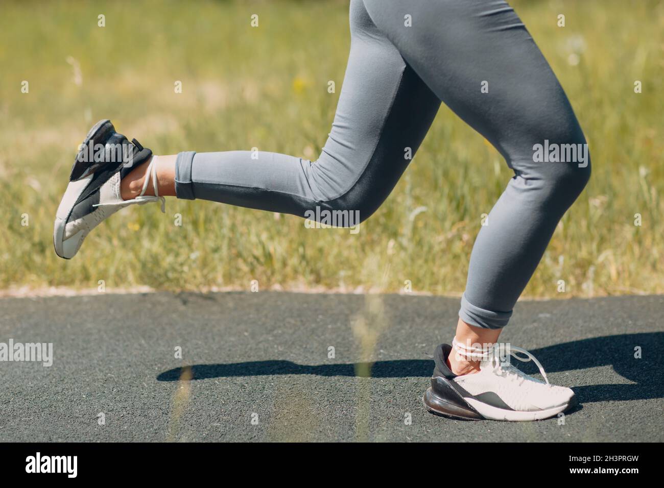 Femme coureur en chaussures de course à pied gros plan de femme jambes sportives. Jogging féminin. Banque D'Images