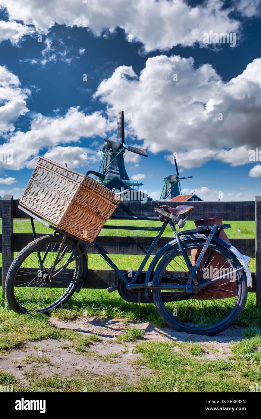 Vélo avec moulin à vent et fond bleu ciel.Paysage pittoresque à proximité d'Amsterdam aux pays-Bas. Banque D'Images