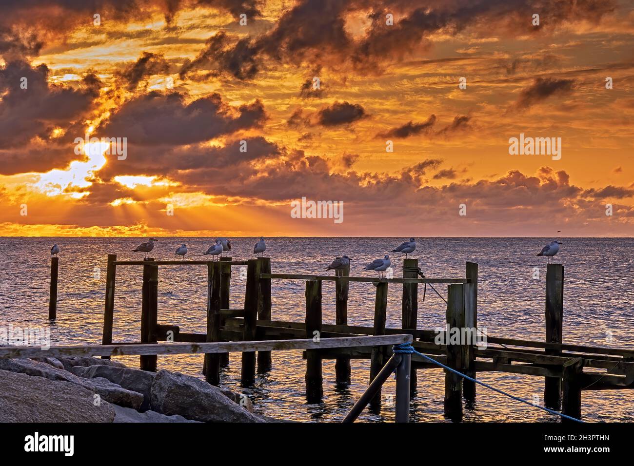 Lever du soleil sur la côte du village de pêcheurs de Vct sur l'île de Ruegen. Banque D'Images