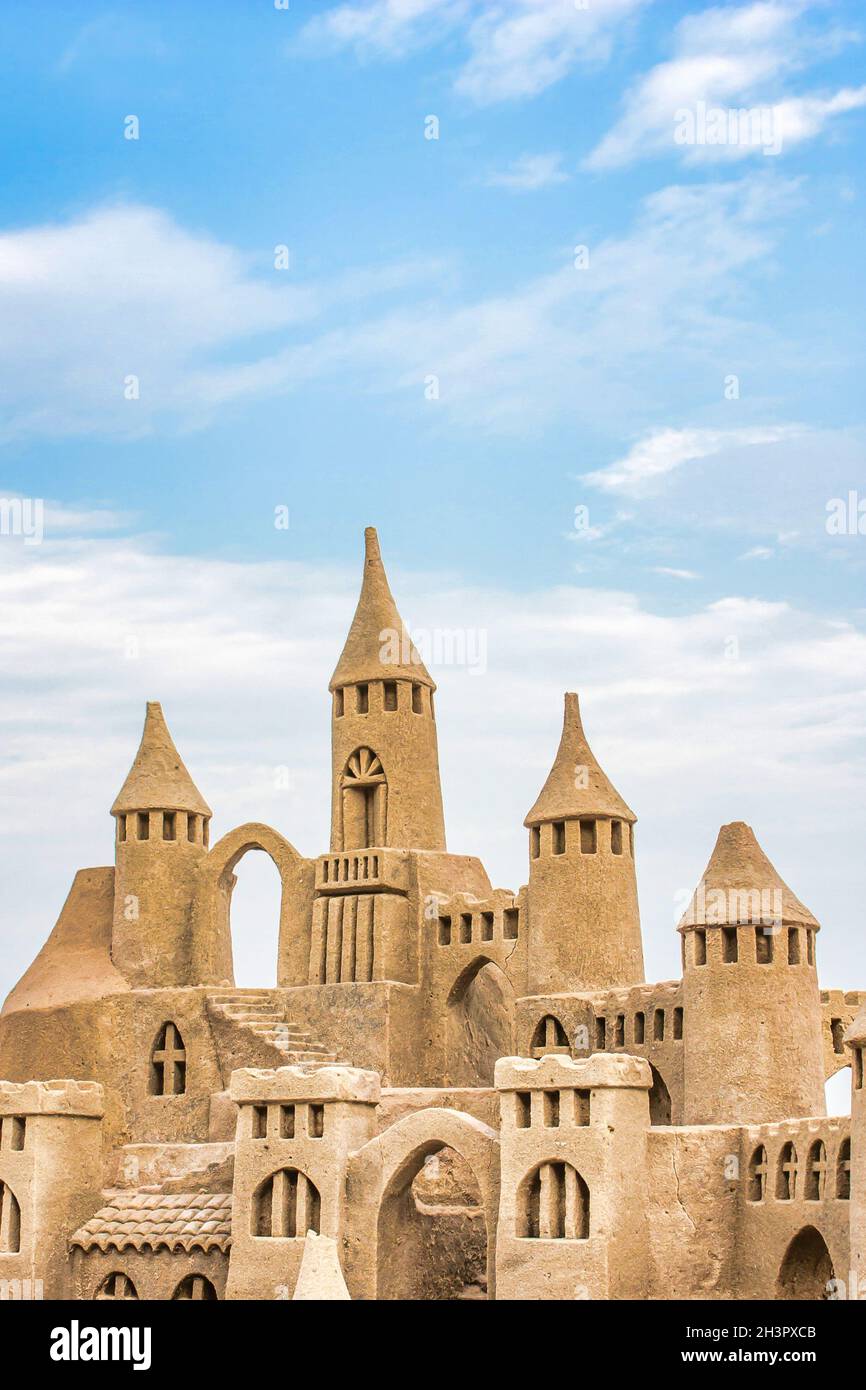 Sandcastle pendant une journée ensoleillée avec fond bleu ciel.Concept pour l'été, les vacances et le plaisir. Banque D'Images