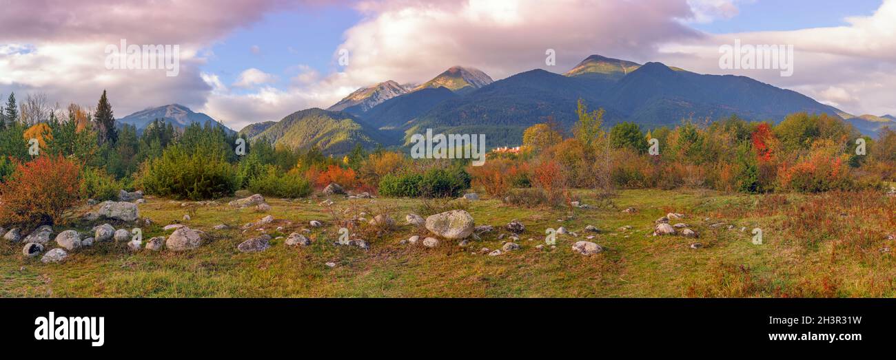 Bulgarie, bannière Bansko, automne montagnes Pirin Banque D'Images