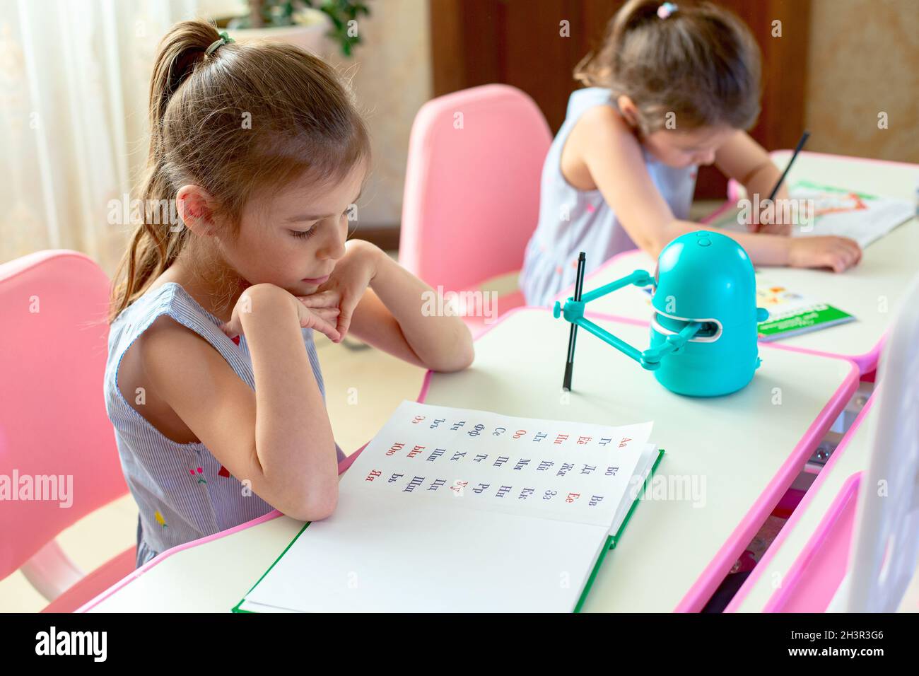 Formation d'alphabétisation à domicile pour les enfants d'âge préscolaire. Banque D'Images