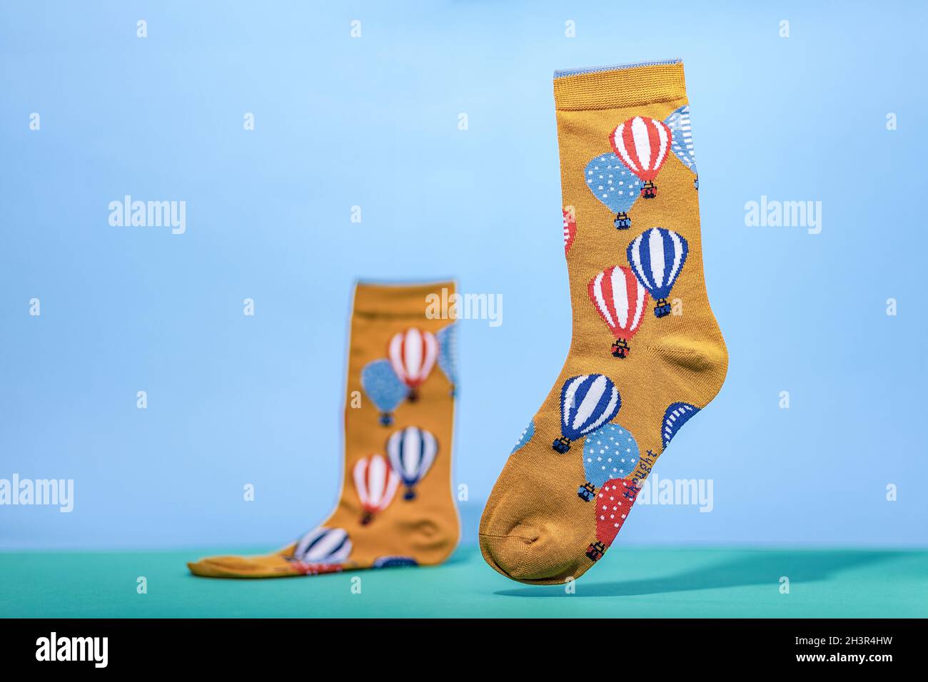 Air ballon illustré cool-look volant orange chaussettes de bambou pour le blog et le site Web. Femme/homme de la pensée Louise Coton biologique certifié Banque D'Images