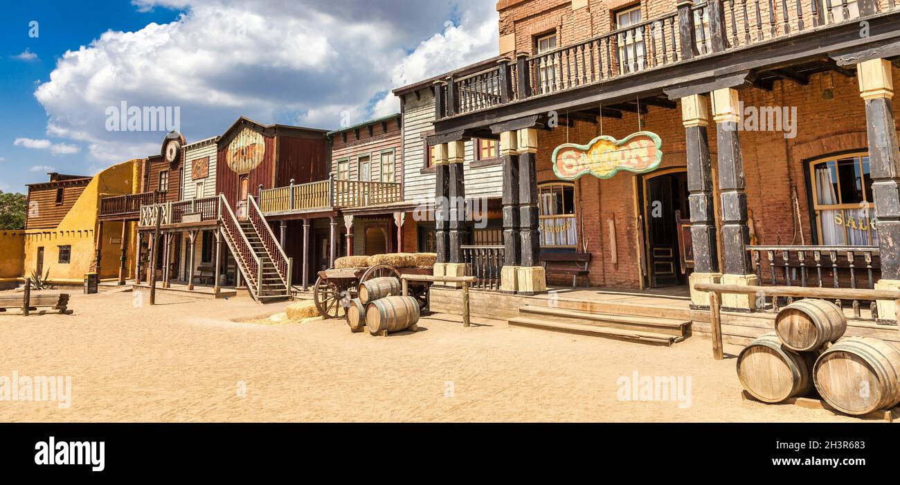 Ville ancienne de l'extrême-ouest avec saloon. Ancienne architecture en bois à Wild West. Banque D'Images