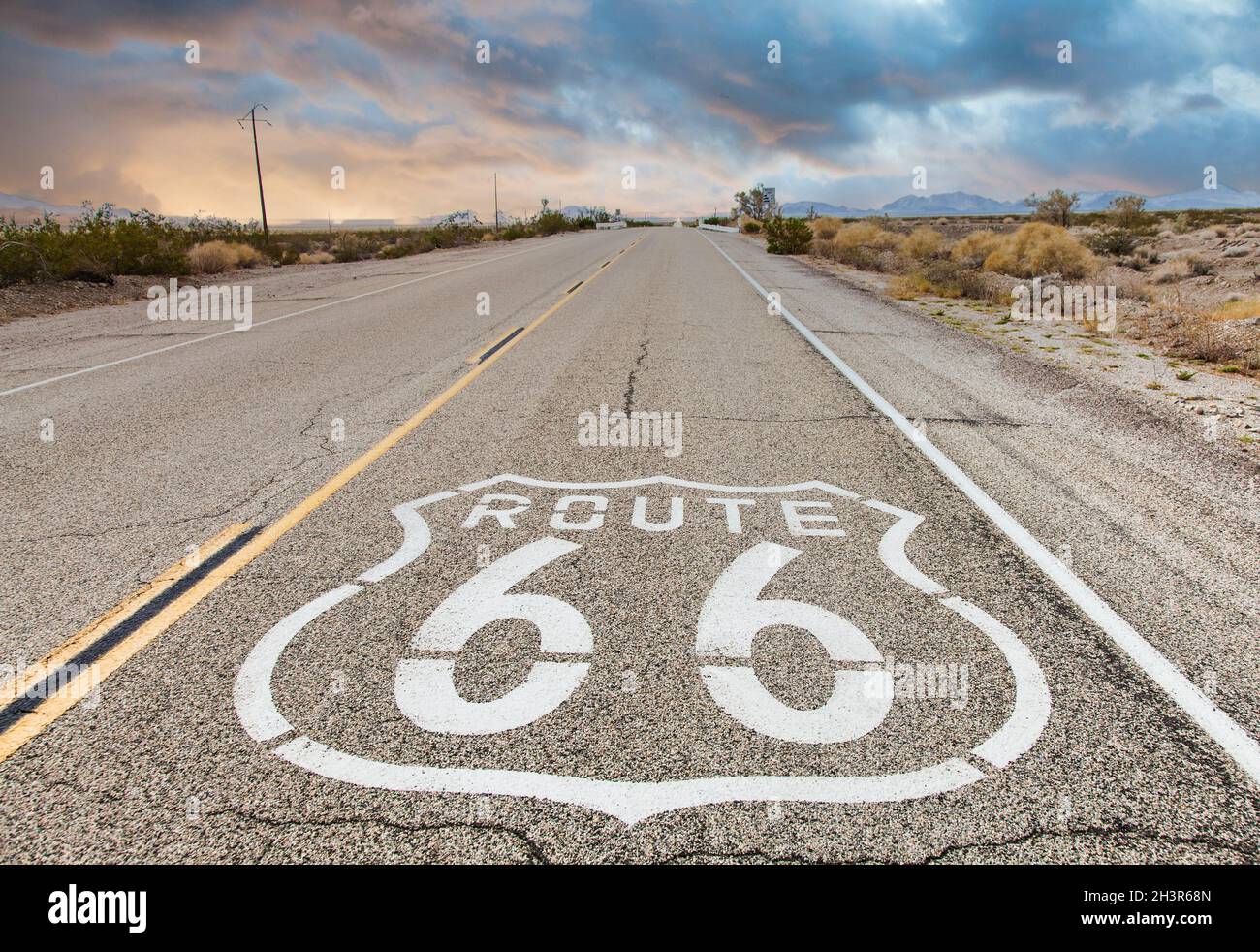 Route 66 avec fond bleu ciel. Concept classique pour le voyage et l'aventure d'une manière vintage. Banque D'Images