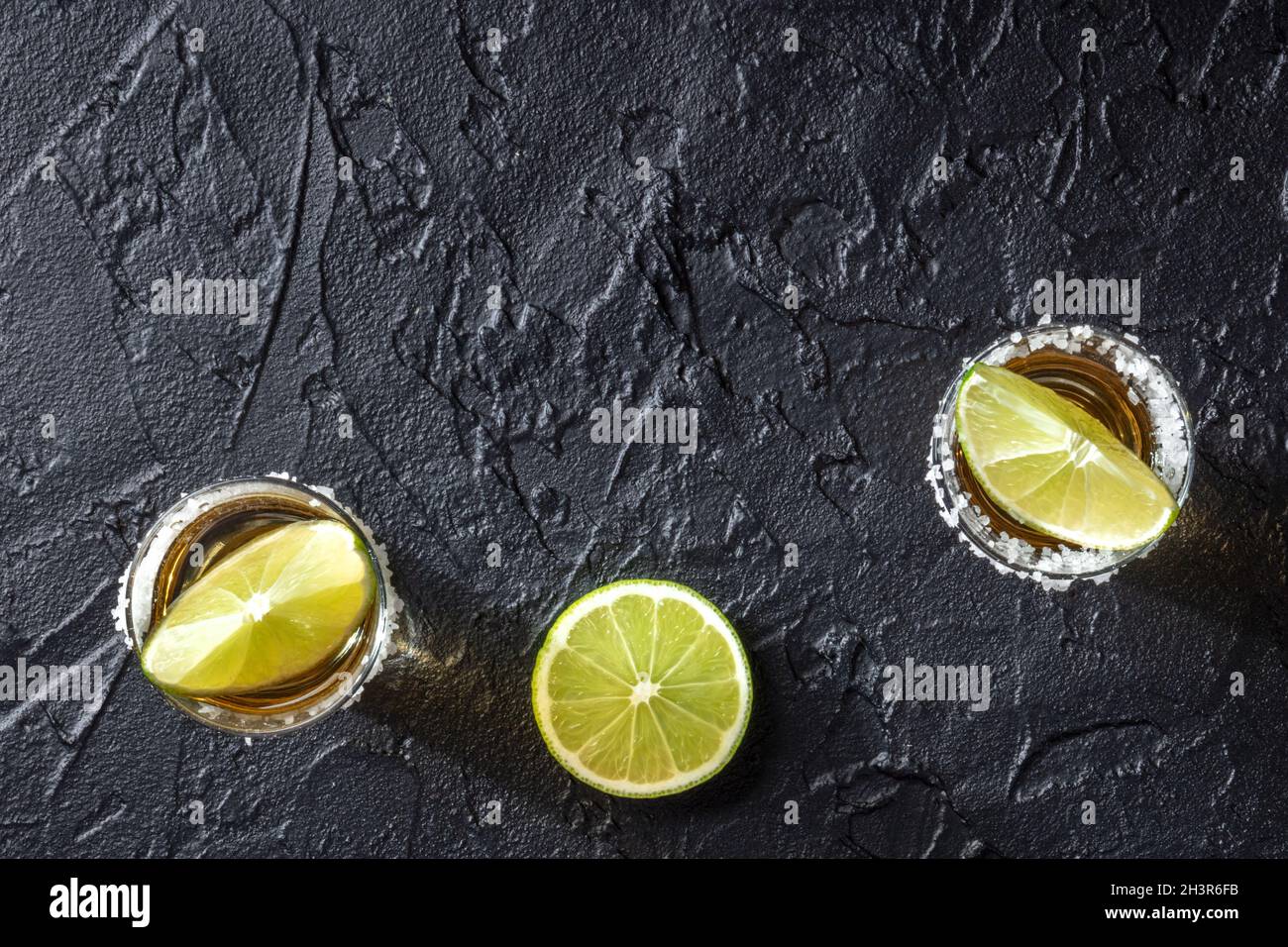 Tequila et limes, photo de haut sur fond sombre Banque D'Images