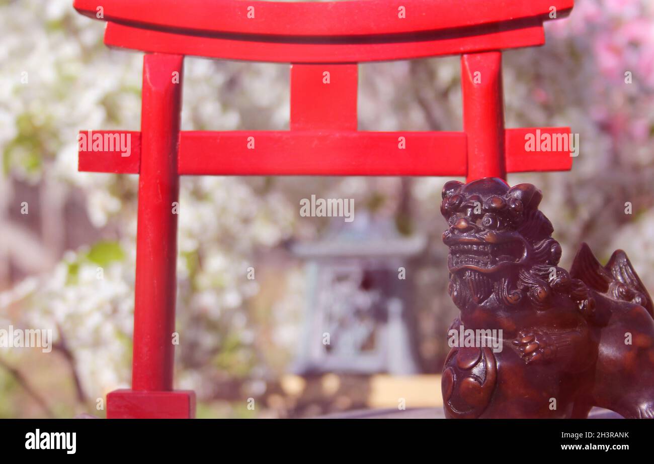 Porte torii avec pommiers et cerisiers Banque D'Images