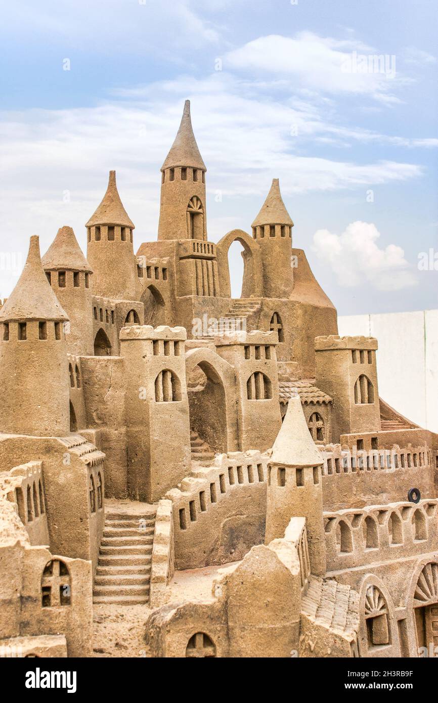 Sandcastle pendant une journée ensoleillée avec fond bleu ciel.Concept pour l'été, les vacances et le plaisir. Banque D'Images
