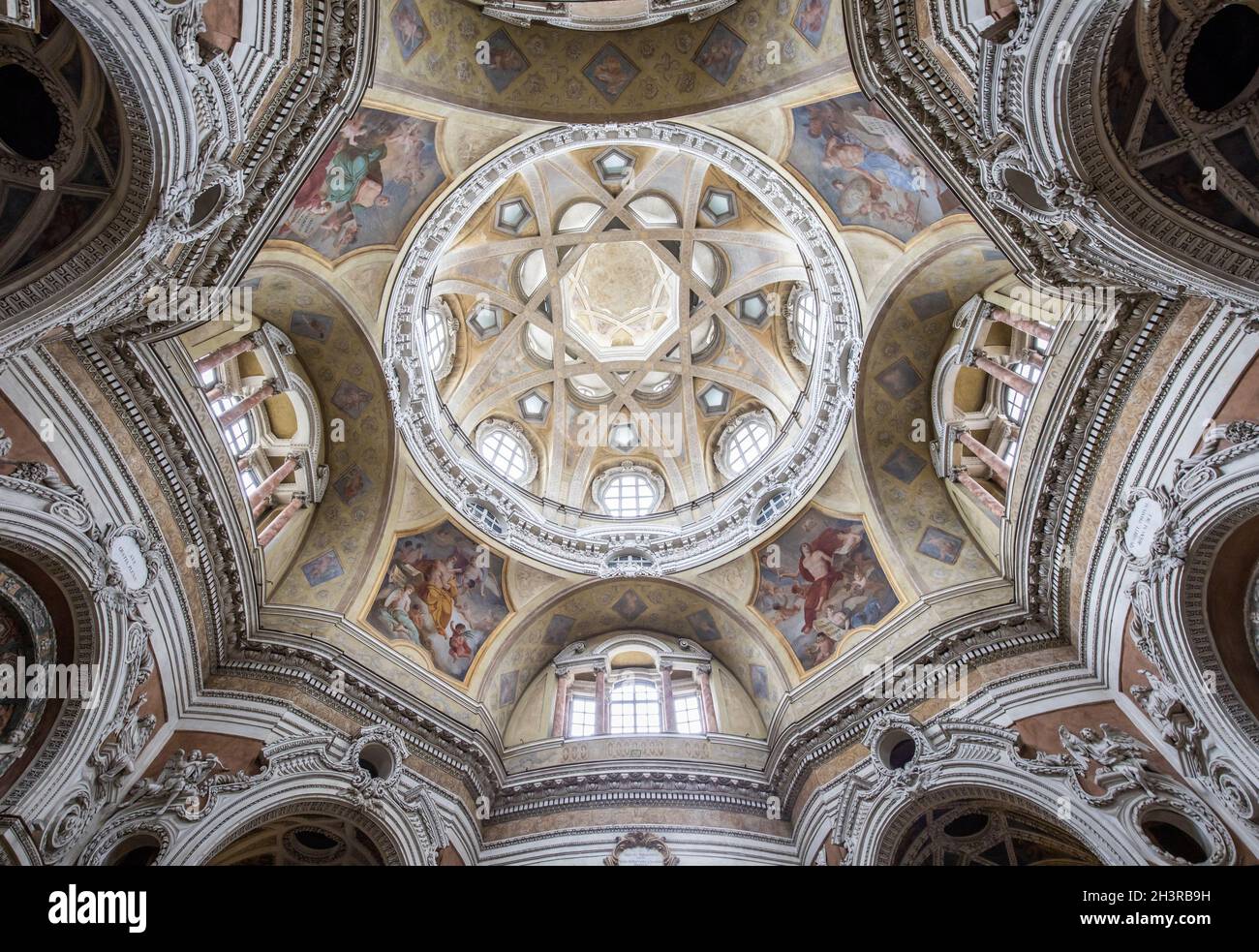 Intérieur baroque ancien avec décoration vintage.Église royale de San Lorenzo (St.Lawrence) à Turin, en Italie Banque D'Images