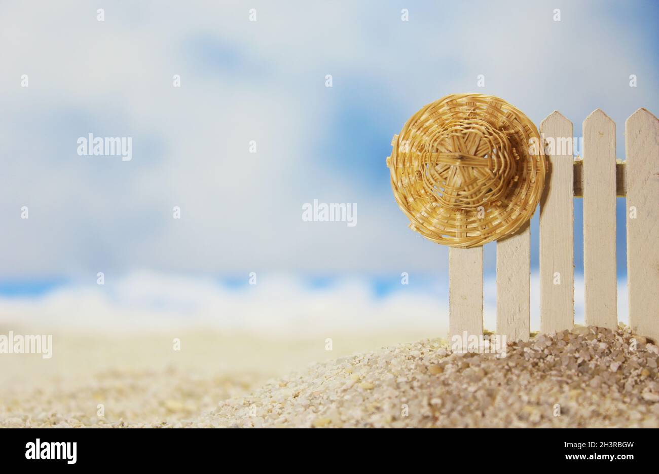 Plage tropicale avec Fence Banque D'Images