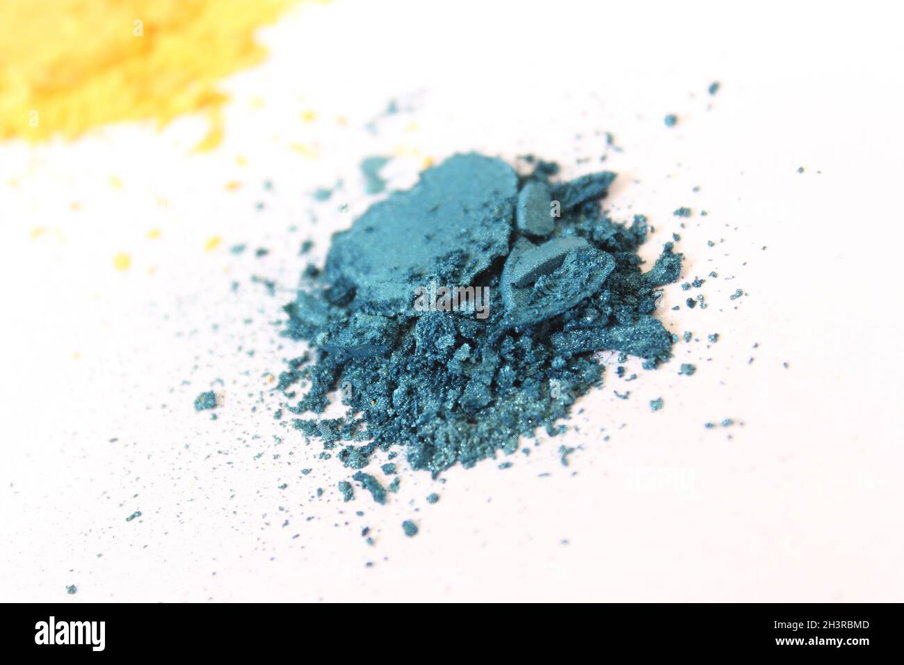 Pigments cosmétiques cassés sur blanc Banque D'Images