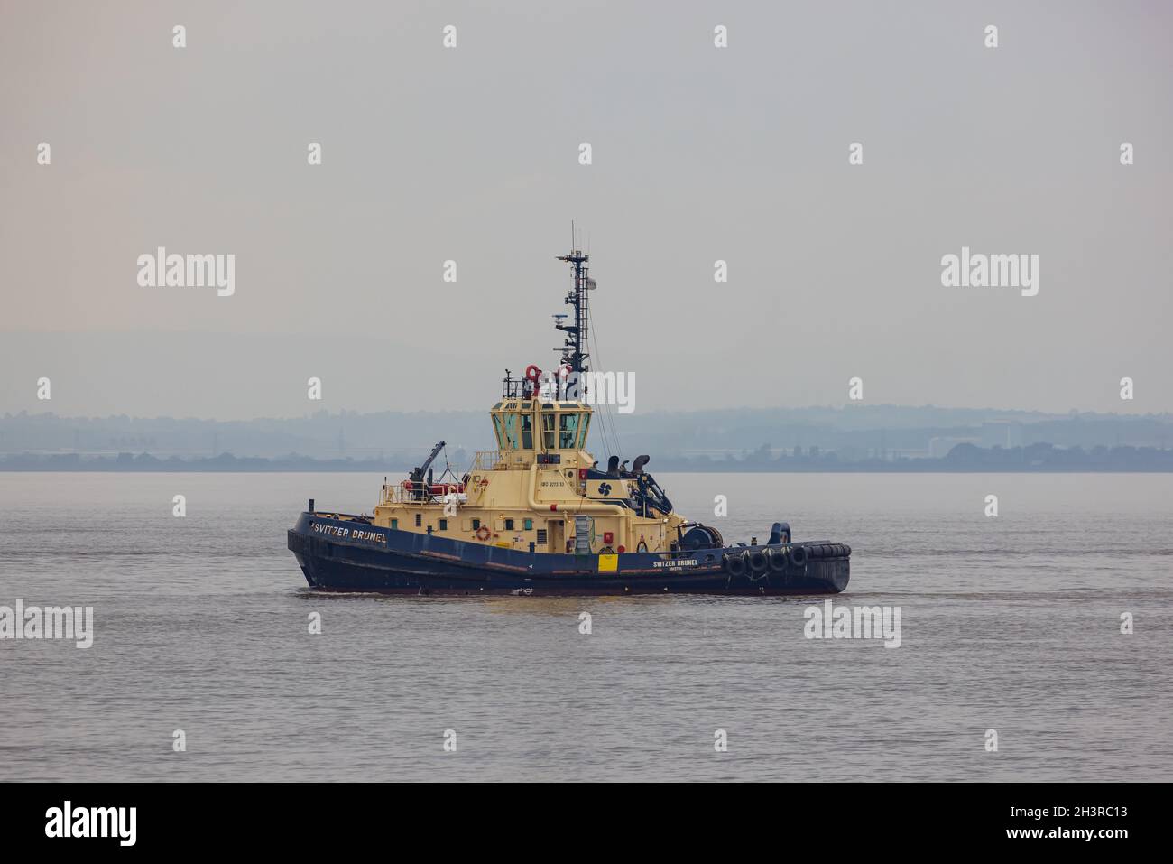 Remorqueur se dirigeant vers l'extérieur pour rencontrer le navire de cargaison générale Panamana Banque D'Images