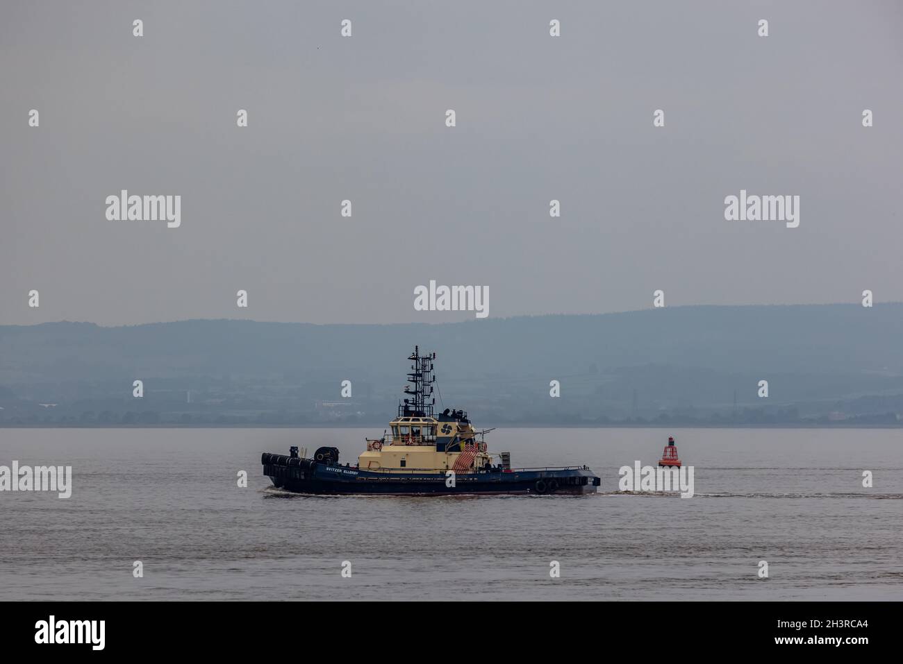 Remorqueur se dirigeant vers l'extérieur pour rencontrer le navire de cargaison de genral Panamana Banque D'Images