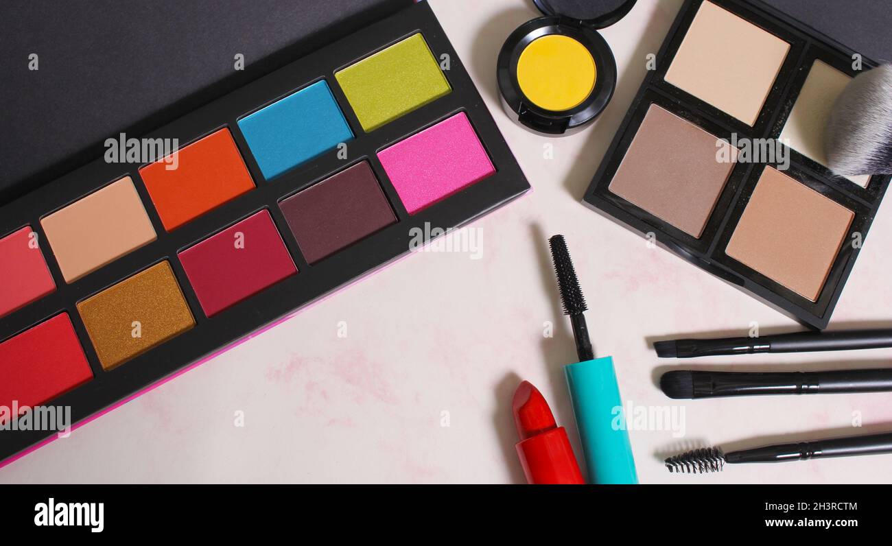 Cosmétiques sur papier marbré rose Banque D'Images