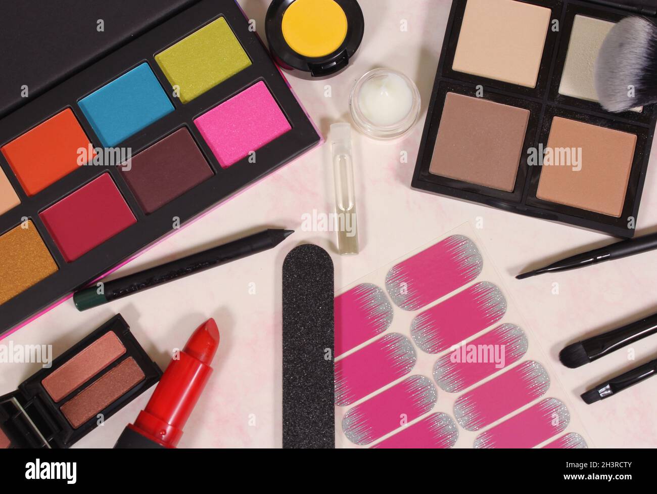 Cosmétiques sur papier marbré rose Banque D'Images