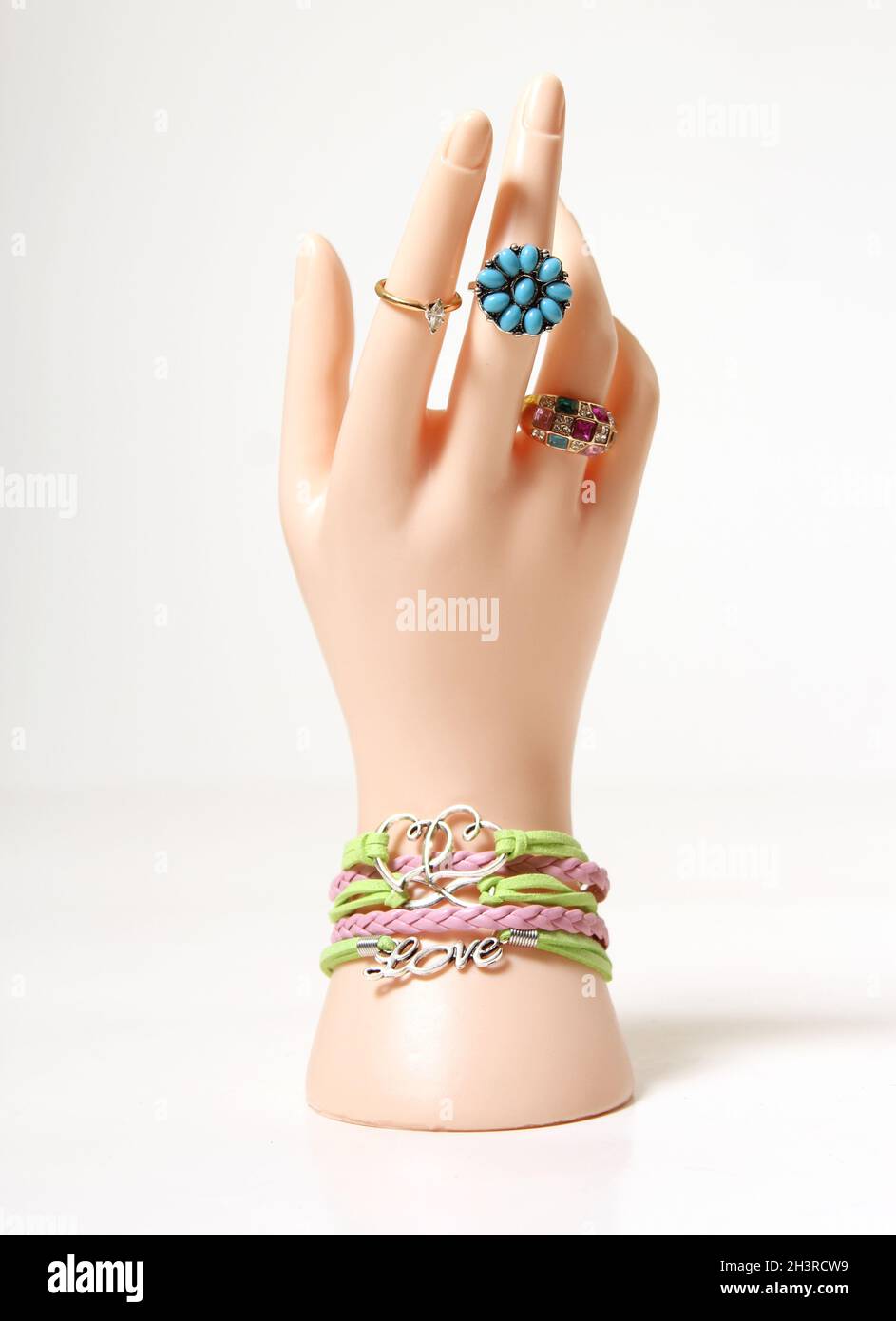 Bijoux sur main de mannequin, Banque D'Images