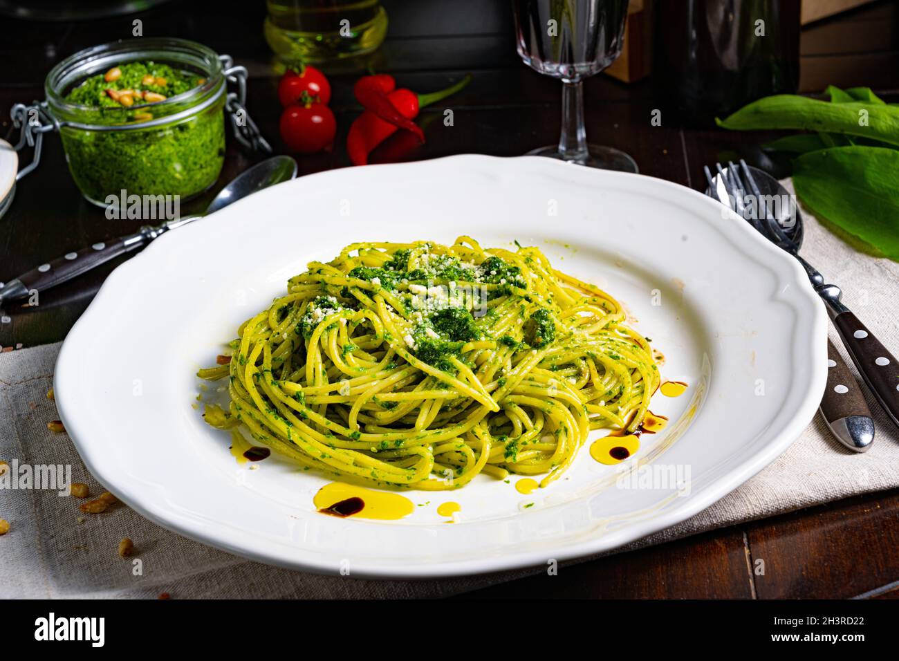 Pâtes avec pesto à l'ail sauvage et pignons de pin Banque D'Images