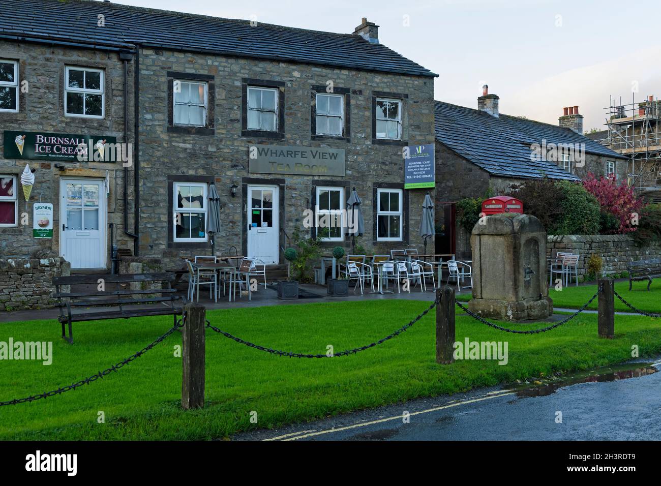 Vieux pittoresque extérieur des salons de thé, dans un village rural pittoresque (fermé, sièges, panneau à vendre sur le mur) - Burnsall, Yorkshire Dales, Angleterre, Royaume-Uni. Banque D'Images