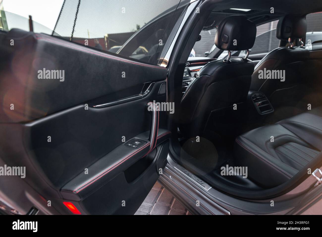 Voiture de luxe moderne à l'intérieur.Sièges confortables en cuir noir - siège passager arrière Banque D'Images