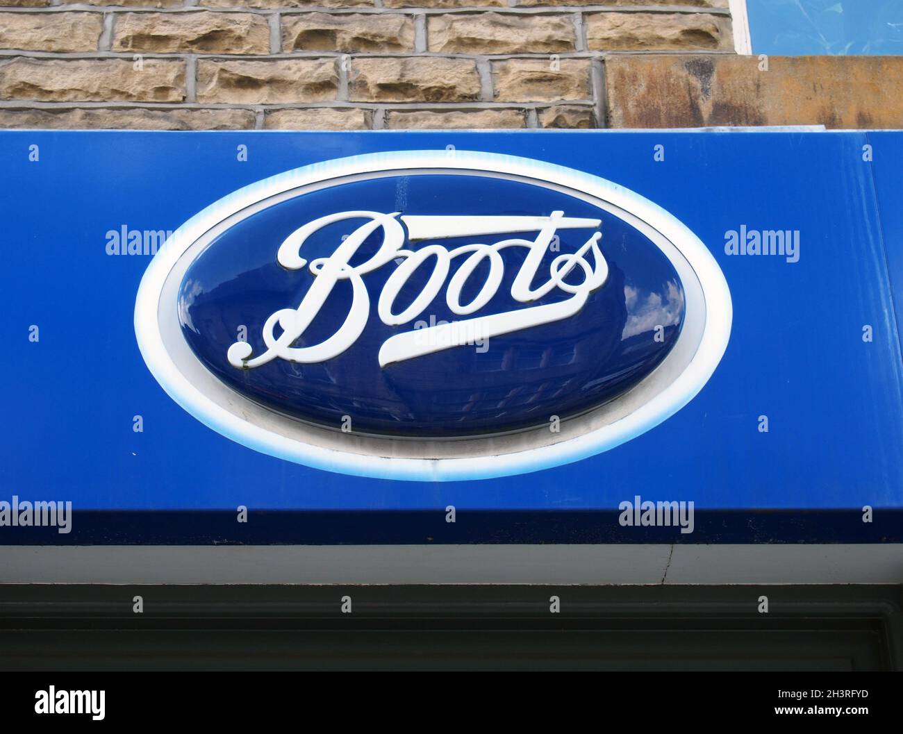 Panneau au-dessus d'un magasin de pharmacies Boots à hebden Bridge Banque D'Images